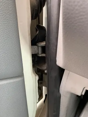 Foto de RETENEDOR PUERTA VOLKSWAGEN CRAFTER FURGÓN (2E) 2.5 TDI DPF (109 CV / 80 KW)