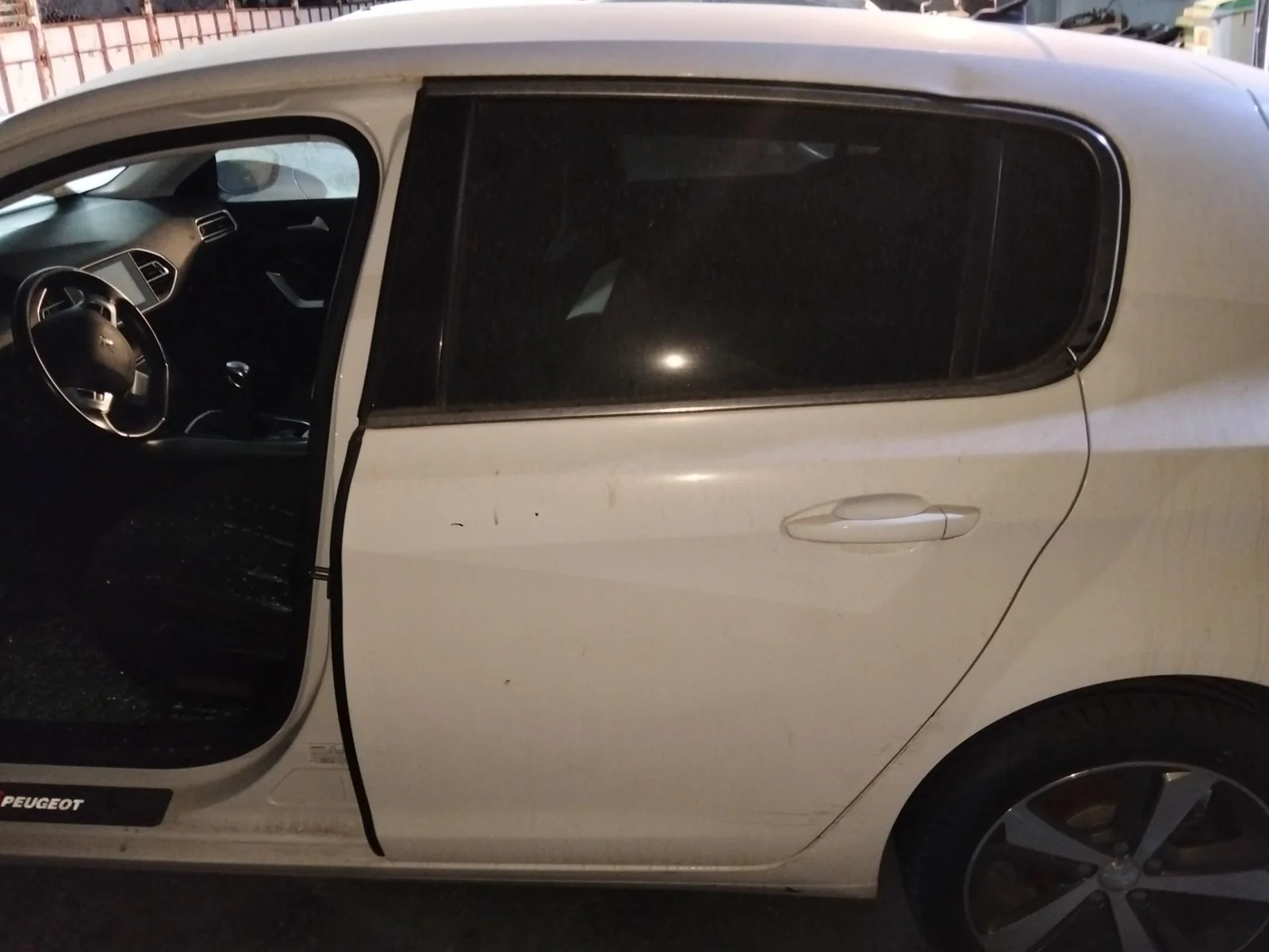 Foto de PUERTA TRASERA IZQUIERDA PEUGEOT 308