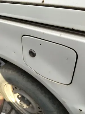 Foto de TAPA EXTERIOR COMBUSTIBLE NISSAN VANETTE CARGO 2.3 Diesel (75 CV / 55 KW)