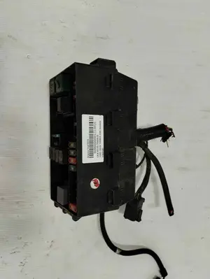 Foto de CAJA RELES / FUSIBLES FORD FOCUS FAMILIAR (CAK) 1.6 16V CAT (101 CV / 74 KW) referencia 518261201 foto 8
