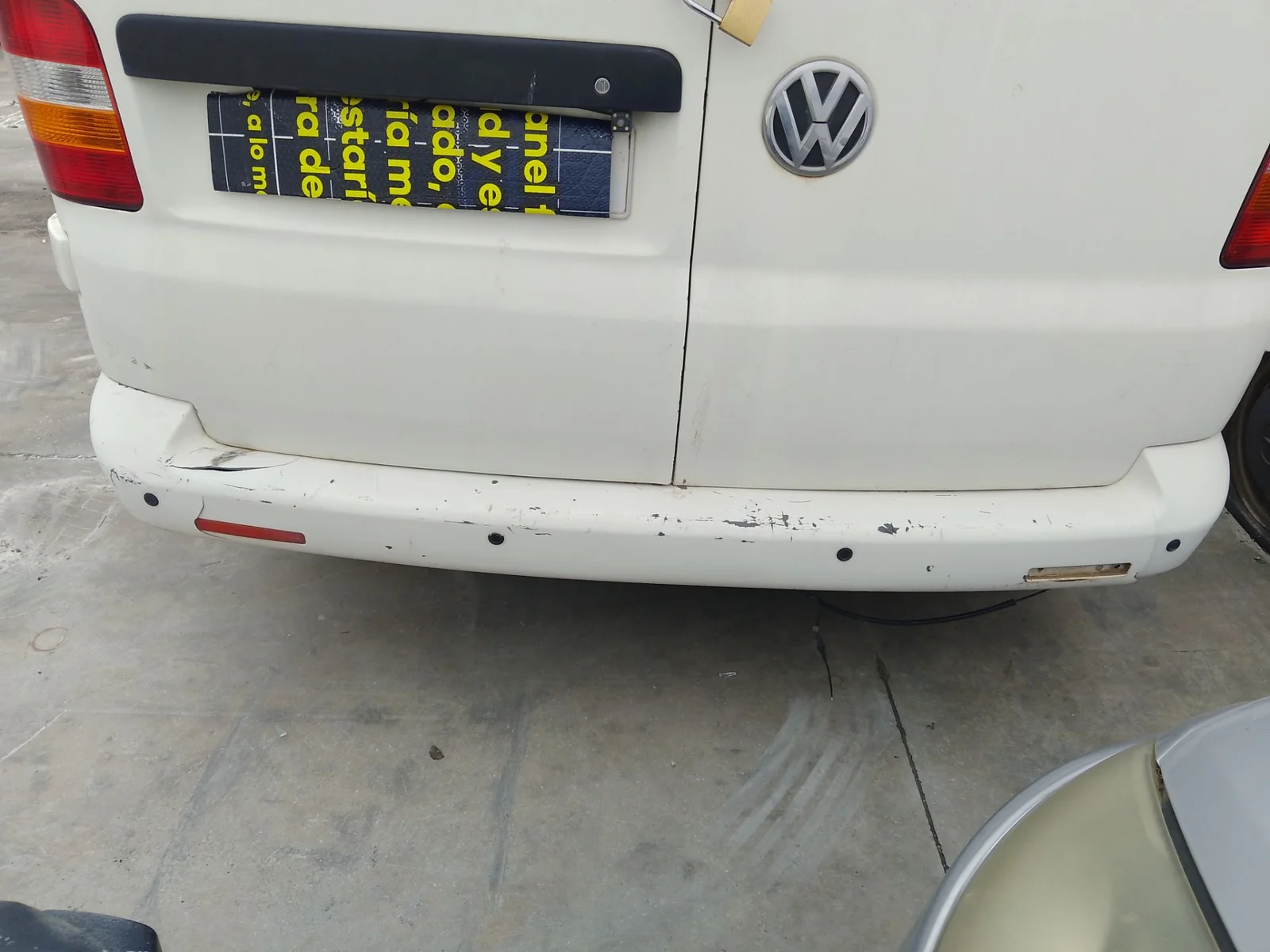 Foto de PARAGOLPES TRASERO VOLKSWAGEN T5 TRANSPORTER FURGÓN/COMBI (7H) 1.9 TDI CAT (AXB) (105 CV / 77 KW)
