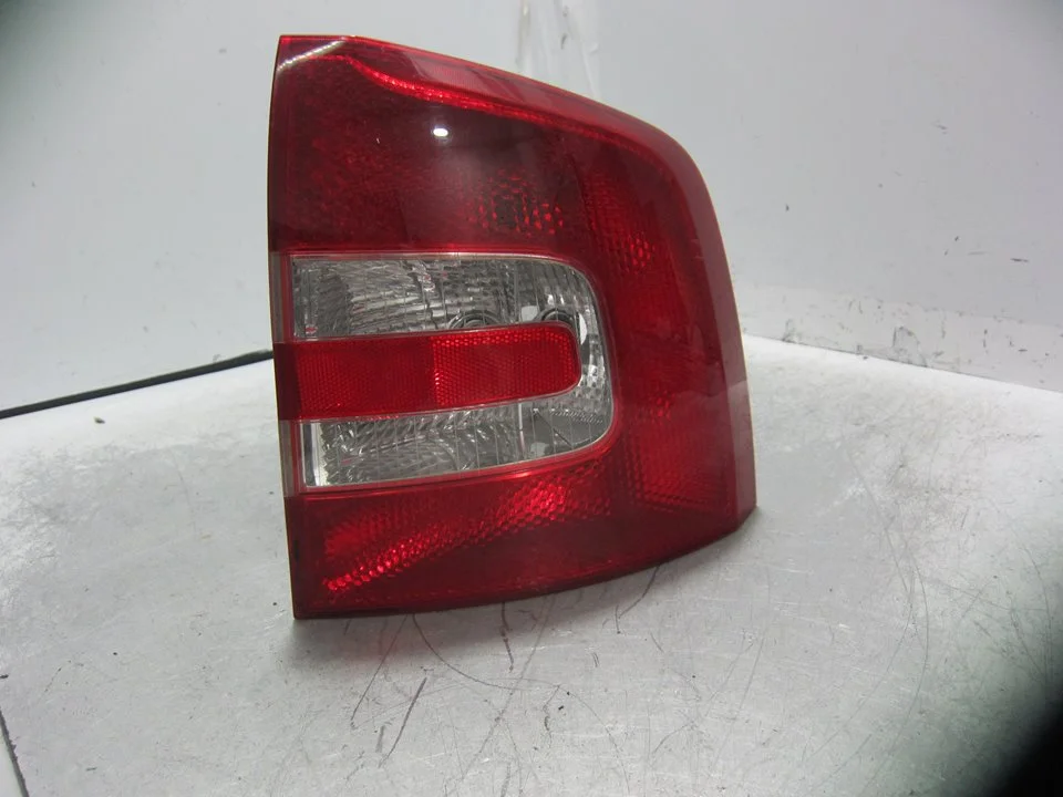 Foto de PILOTO TRASERO DERECHO SKODA OCTAVIA COMBI (1Z5) 1.9 TDI (105 CV / 77 KW) referencia 1Z9945096