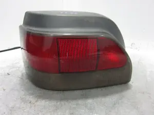 Foto de PILOTO TRASERO IZQUIERDO RENAULT CLIO I FASE I / II (B/C57) 1.8 (90 CV / 66 KW) referencia 7700827553 foto 2