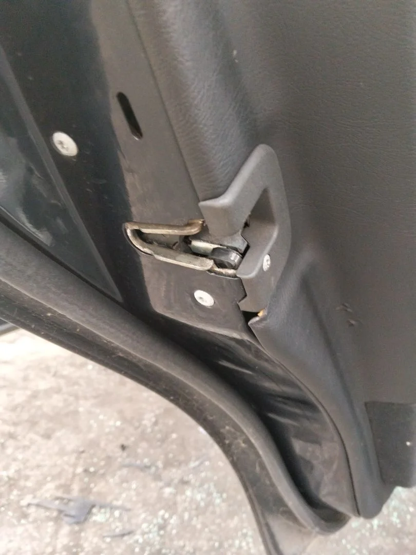 Foto de CERRADURA PUERTA TRASERA IZQUIERDA MERCEDES-BENZ CLASE E (BM 210) BERLINA 3.0 Diesel CAT (136 CV / 100 KW) referencia A2027300635