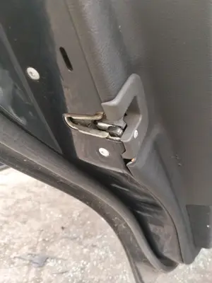 Foto de CERRADURA PUERTA TRASERA IZQUIERDA MERCEDES-BENZ CLASE E (BM 210) BERLINA 3.0 Diesel CAT (136 CV / 100 KW) referencia A2027300635