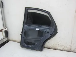 Foto de PUERTA TRASERA DERECHA VOLVO S40 BERLINA 2.5 20V Turbo CAT (220 CV / 162 KW) foto 3