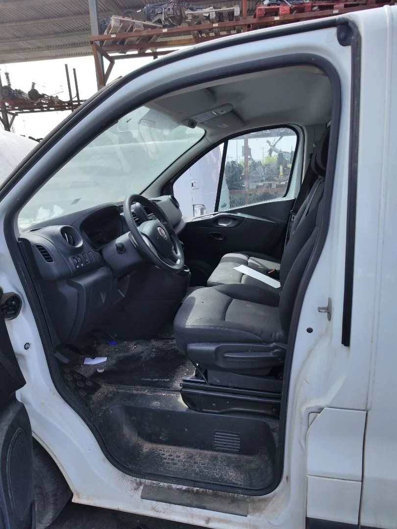 Foto de GOMAS CONTORNO PUERTA FIAT TALENTO FURGÓN (296) 2.0 Turbodiesel Ecojet (119 CV / 88 KW)