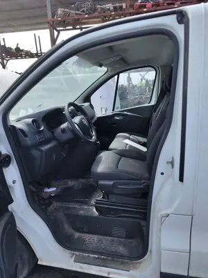 Foto de GOMAS CONTORNO PUERTA FIAT TALENTO FURGÓN (296) 2.0 Turbodiesel Ecojet (119 CV / 88 KW)