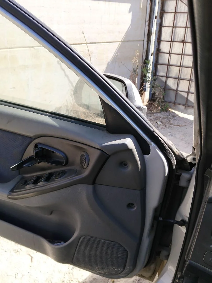 Foto de GOMAS CONTORNO PUERTA HYUNDAI ELANTRA (XD) 2.0 CRDi CAT (113 CV / 83 KW)