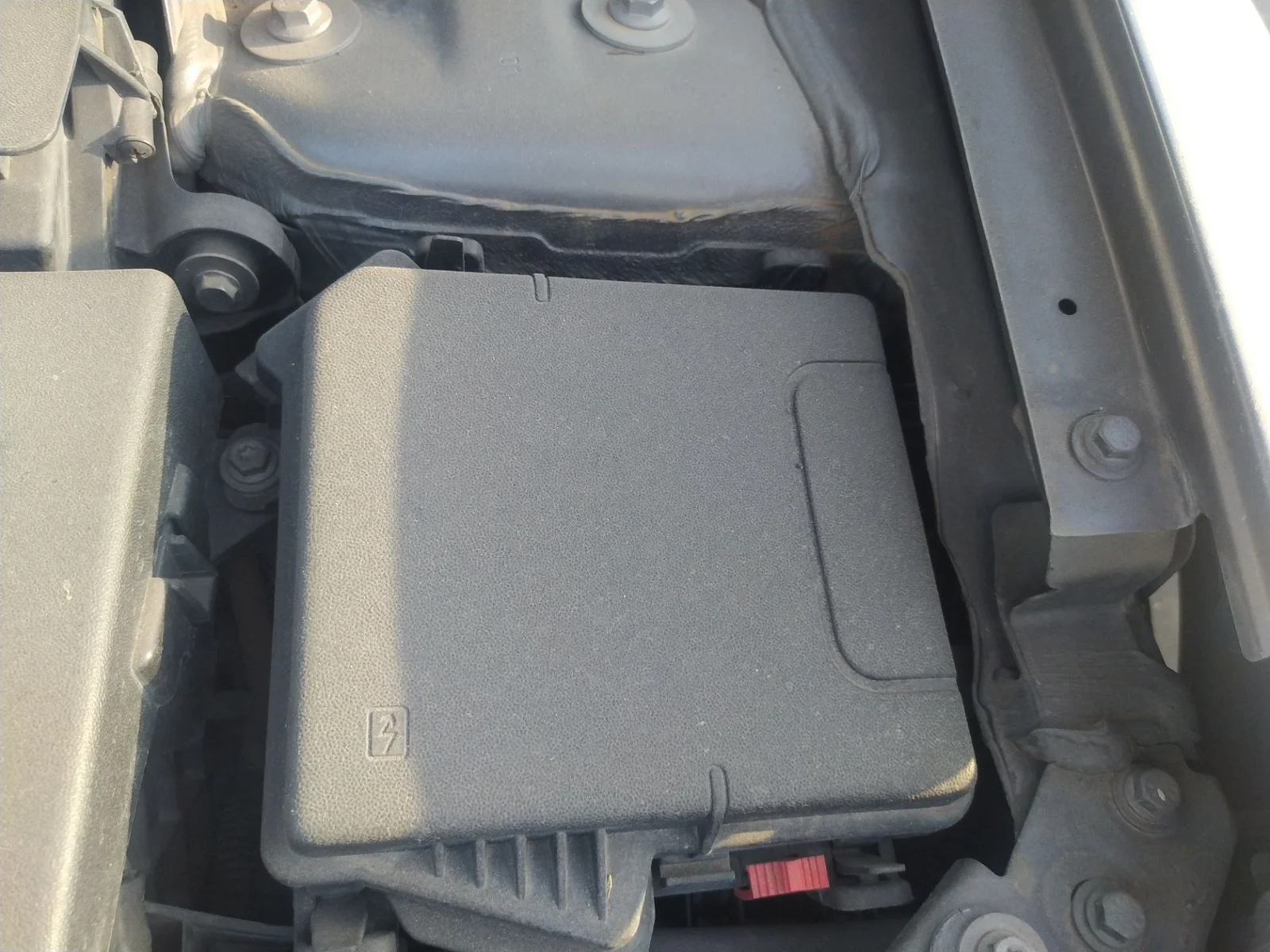Foto de CAJA RELES / FUSIBLES RENAULT MEGANE III SPORT TOURER 1.9 dCi Diesel (131 CV / 96 KW)