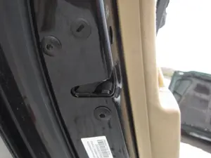 Foto de CERRADURA PUERTA TRASERA IZQUIERDA VOLKSWAGEN PASSAT BERLINA (3C2) 2.0 TDI (140 CV / 103 KW) foto 2