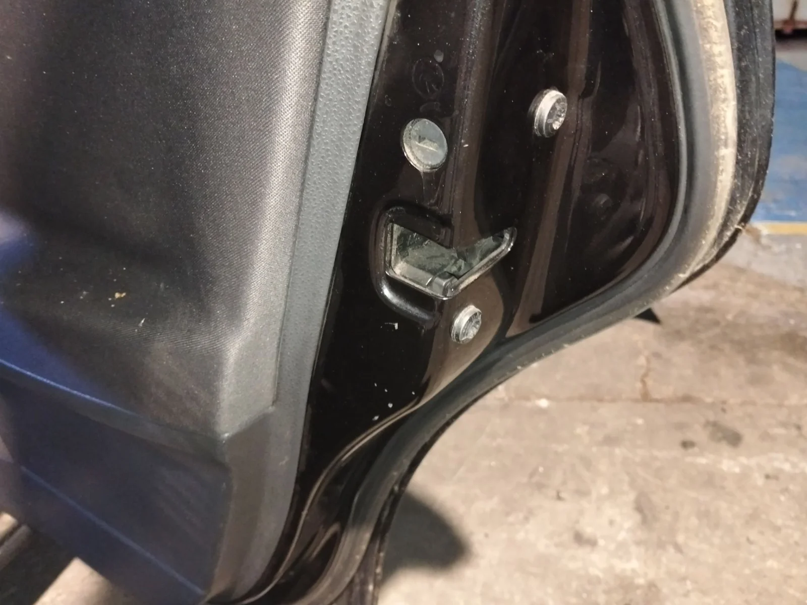 Foto de CERRADURA PUERTA TRASERA DERECHA VOLKSWAGEN POLO IV (9N1)