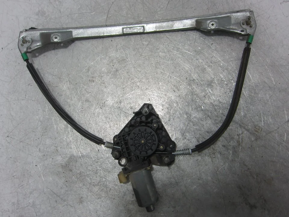 Foto de ELEVALUNAS DELANTERO IZQUIERDO RENAULT CLIO II FASE I (B/CB0) 1.9 Diesel (64 CV / 47 KW) referencia 77008422400