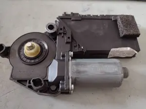 Foto de MOTOR ELEVALUNAS DELANTERO DERECHO CITROEN XSARA PICASSO 2.0 HDi CAT (RHY / DW10TD) (90 CV / 66 KW) referencia 7L0959793A foto 2