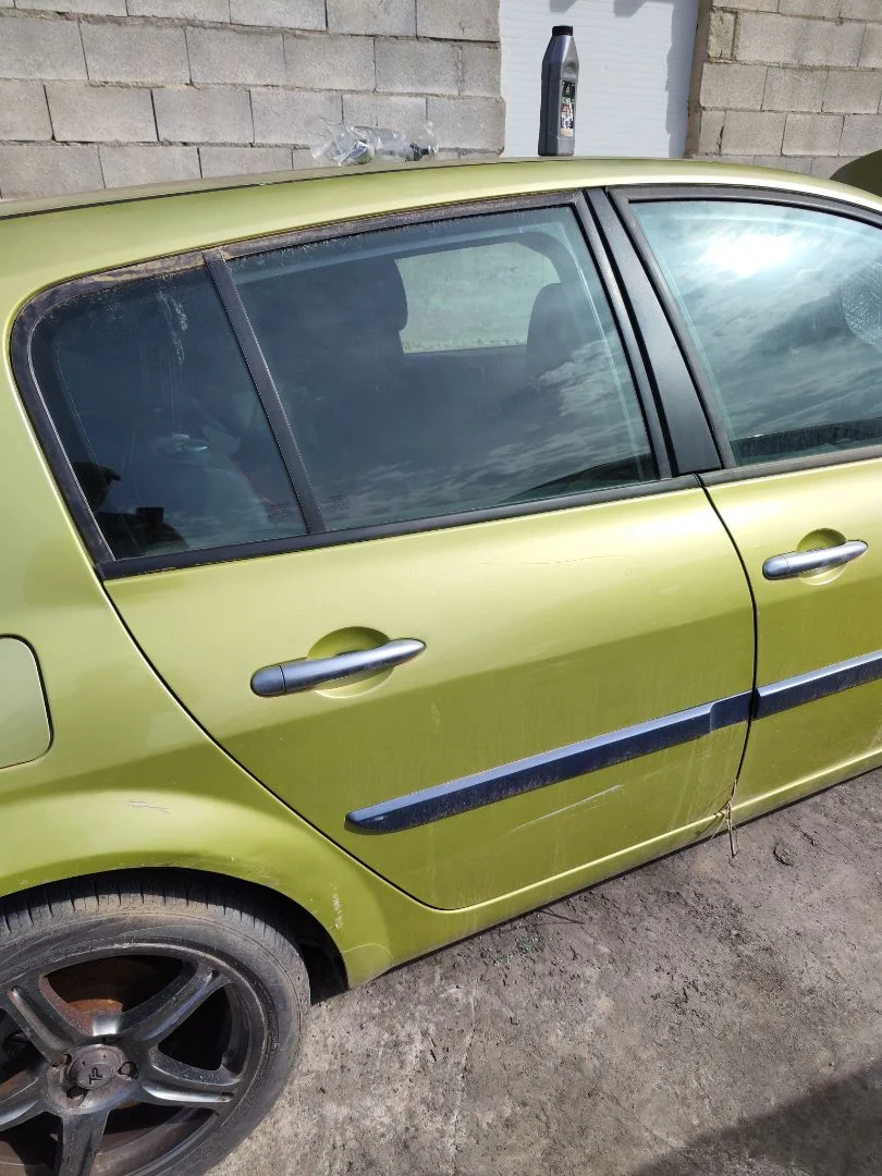 Foto de PUERTA TRASERA DERECHA RENAULT MEGANE II BERLINA 5P 1.6 CAT (113 CV / 83 KW) referencia 7751473734