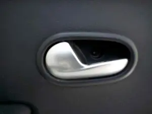 Foto de MANETA INTERIOR TRASERA IZQUIERDA DACIA LOGAN II 1.5 dCi Diesel FAP CAT (90 CV / 66 KW) referencia 7700830078