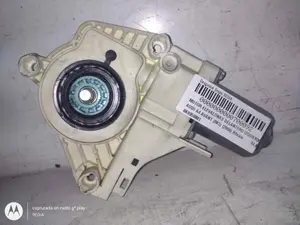 Foto de MOTOR ELEVALUNAS DELANTERO IZQUIERDO AUDI A4 AVANT (8K5) 2.0 16V TDI (143 CV / 105 KW) referencia 8K0959801A