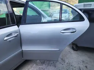 Foto de PUERTA TRASERA IZQUIERDA MERCEDES-BENZ CLASE E (BM 211) BERLINA 3.0 CDI CAT (190 CV / 140 KW) foto 2