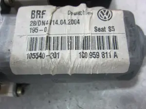 Foto de MOTOR ELEVALUNAS TRASERO IZQUIERDO SEAT LEON (1M1) 1.8 20V (125 CV / 92 KW) referencia 1C0959811A foto 4