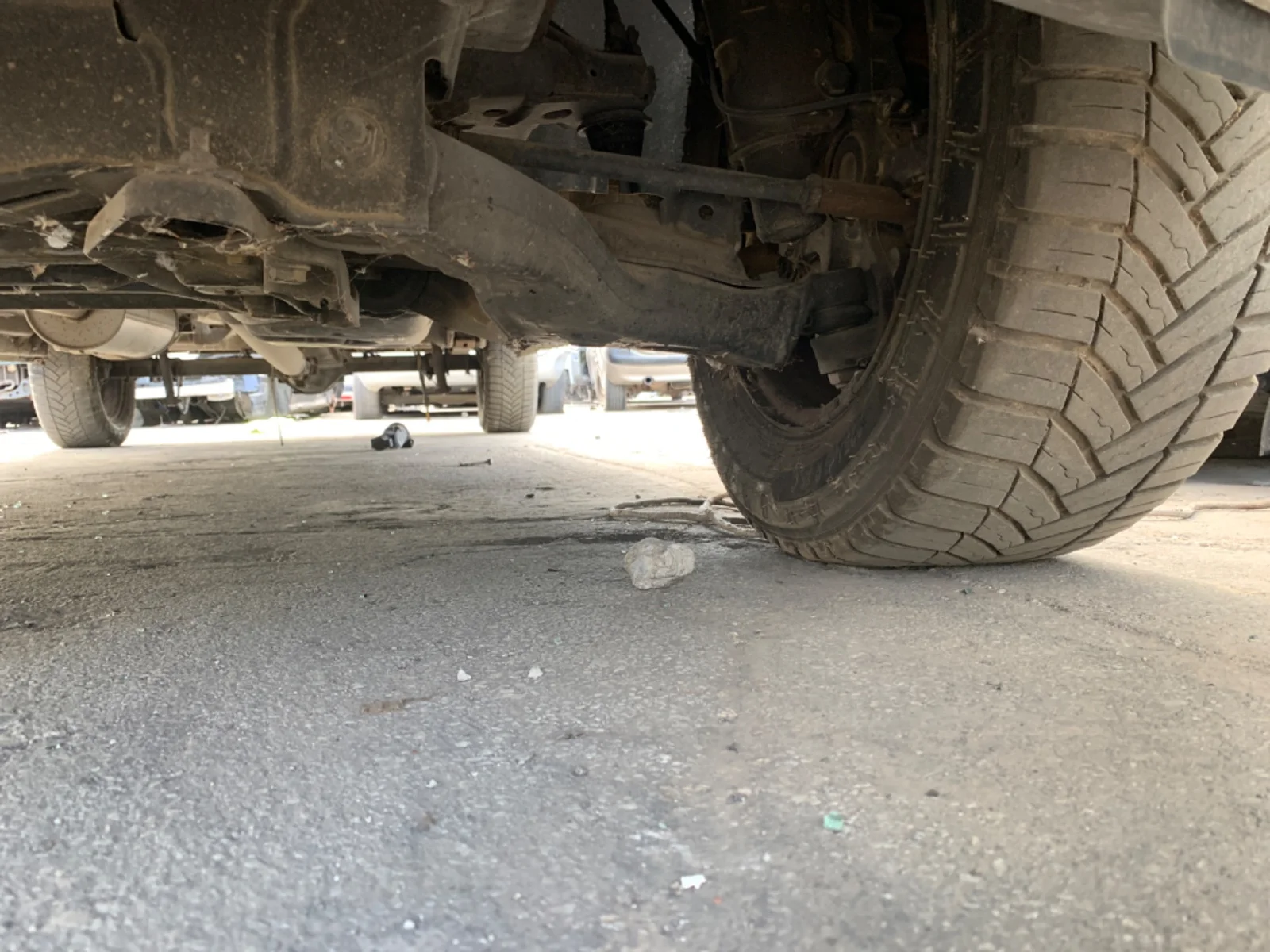 Foto de BRAZO SUSPENSION DELANTERO IZQUIERDO VOLKSWAGEN CRAFTER FURGÓN (2E) 2.5 TDI DPF (109 CV / 80 KW)