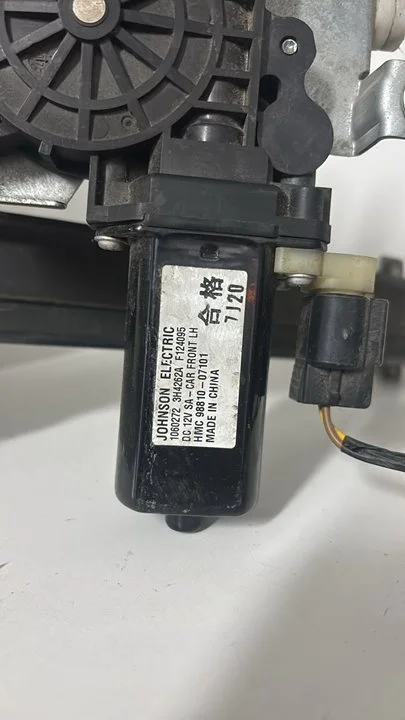Foto de MOTOR ELEVALUNAS DELANTERO IZQUIERDO KIA PICANTO (SA) referencia 9881007101