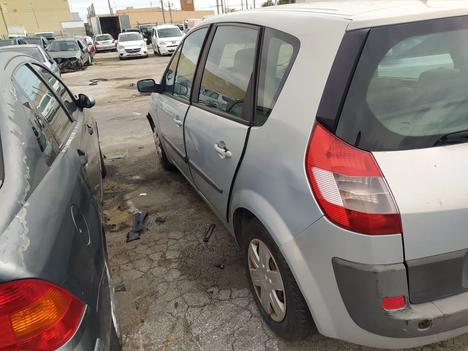 Foto de MANETA EXTERIOR TRASERA IZQUIERDA RENAULT SCENIC II (JM) 1.6 16V (113 CV / 83 KW) referencia 7701474995