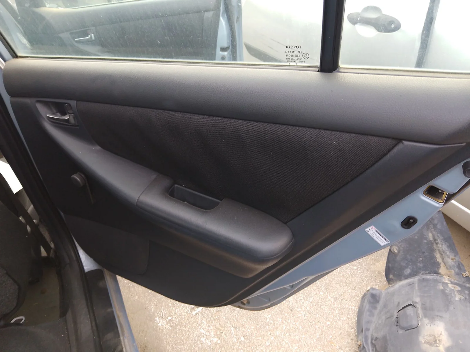 Foto de GUARNECIDO PUERTA TRASERA DERECHA TOYOTA COROLLA (E12) 1.4 16V CAT (97 CV / 71 KW)