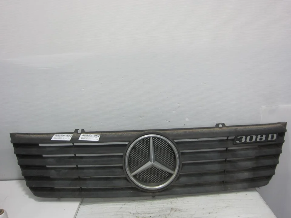 Foto de REJILLA DELANTERA MERCEDES-BENZ SPRINTER FURGÓN (901-904) 2.3 Diesel (79 CV / 58 KW)