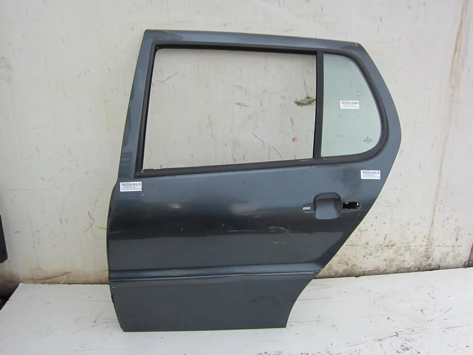 Foto de PUERTA TRASERA IZQUIERDA VOLKSWAGEN POLO III BERLINA (6N2) 1.4 16V (75 CV / 55 KW)