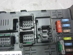 Foto de CAJA RELES / FUSIBLES PEUGEOT PARTNER TEPEE 1.6 16V HDi CAT (9HT / DV6BTED4) (75 CV / 55 KW) referencia 966405878001 foto 5