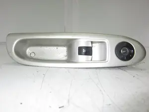 Foto de MANDO ELEVALUNAS DELANTERO DERECHO RENAULT CLIO II FASE II (B/CB0) 1.2 (58 CV / 43 KW) referencia 8200084005 foto 4