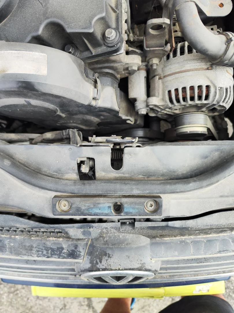 Foto de CERRADURA CAPO VOLKSWAGEN PASSAT BERLINA (3B3) 1.9 TDI (131 CV / 96 KW) referencia 3B0823509AB