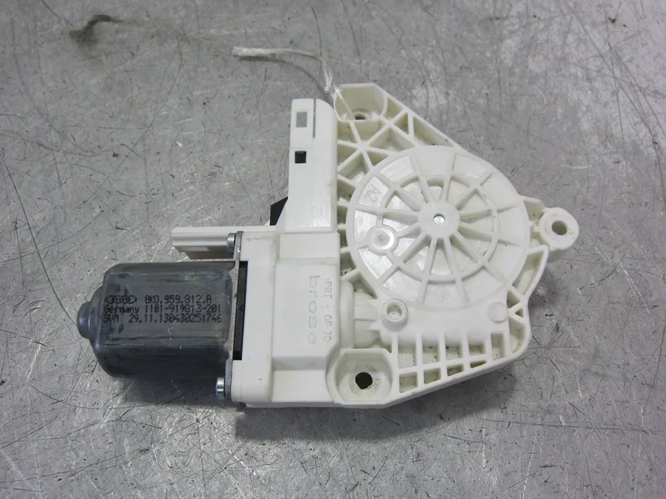 Foto de MOTOR ELEVALUNAS TRASERO IZQUIERDO PORSCHE CAYENNE (TIPO 92A) referencia 8K0959812A