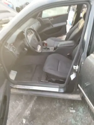 Foto de GOMAS CONTORNO PUERTA MERCEDES-BENZ CLASE E (BM 210) BERLINA 3.0 Diesel CAT (136 CV / 100 KW)