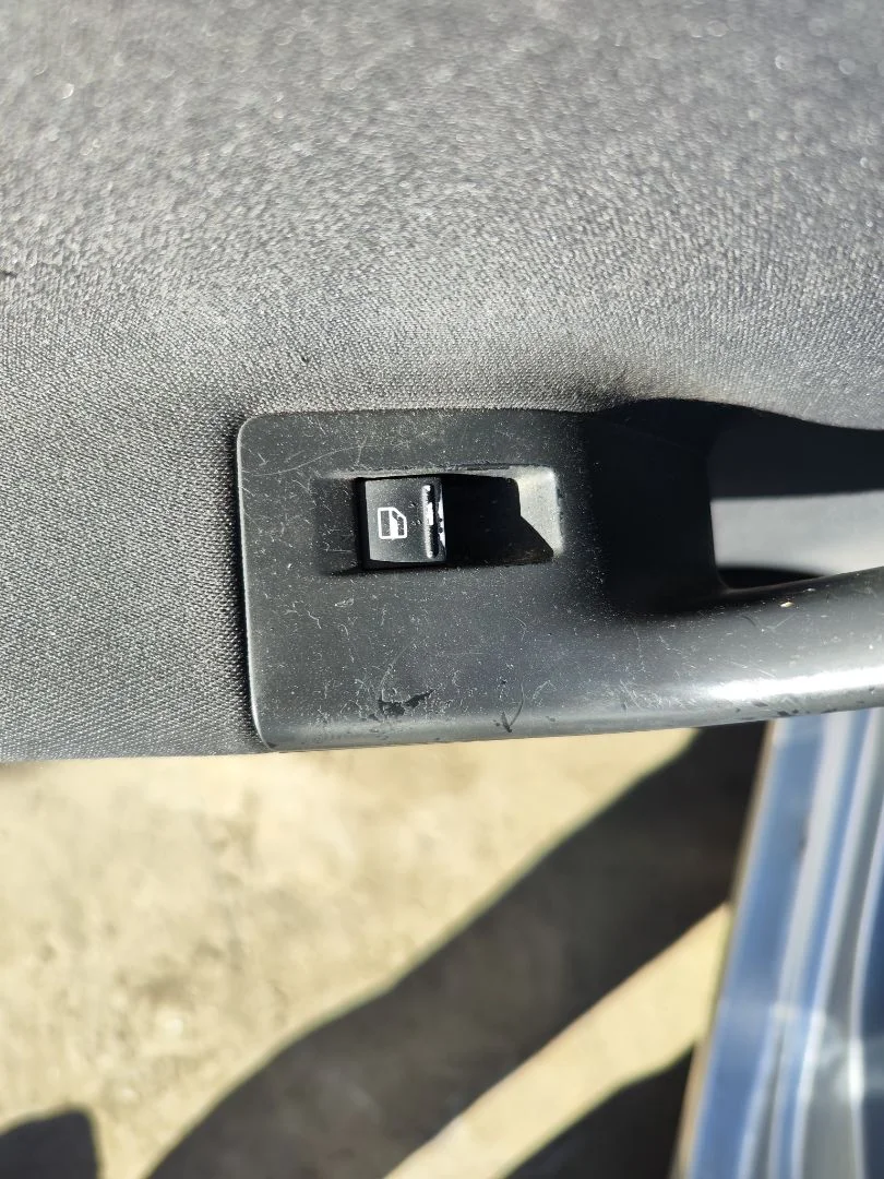 Foto de MANDO ELEVALUNAS TRASERO IZQUIERDO VOLKSWAGEN GOLF PLUS V (5M1) 1.9 TDI (105 CV / 77 KW)