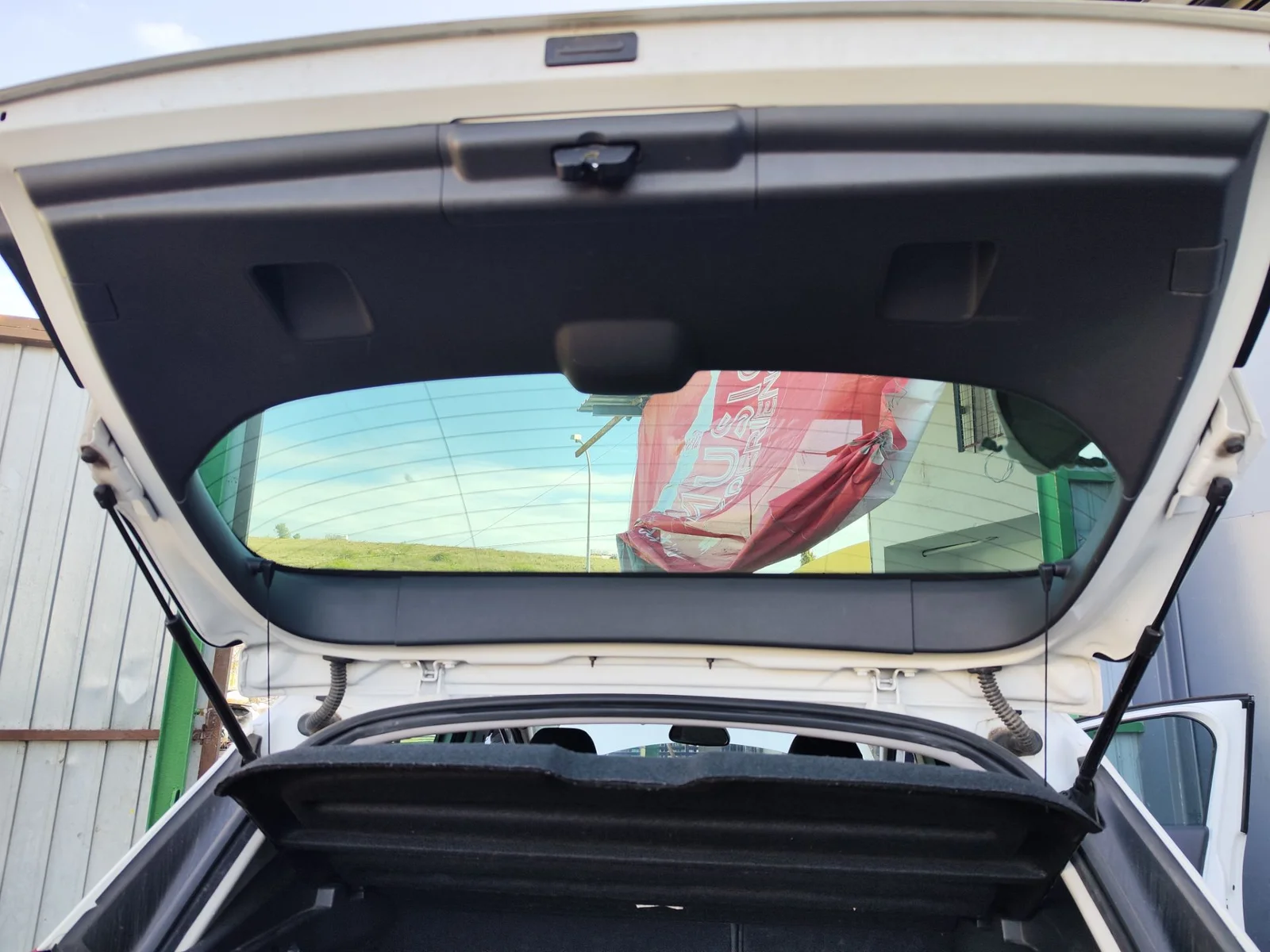 Foto de GUARNECIDO PORTON TRASERO PEUGEOT 3008 1.6 Blue-HDI FAP (120 CV / 88 KW)