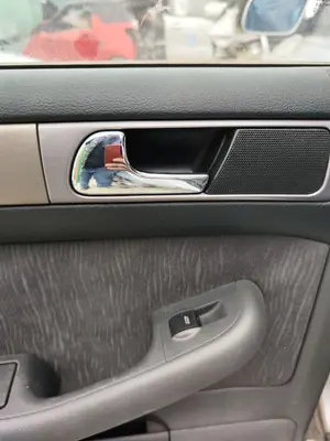 Foto de MANETA INTERIOR TRASERA IZQUIERDA AUDI A6 BERLINA (4B2) 2.5 V6 24V TDI (150 CV / 110 KW) referencia 4B0839019B FKZ