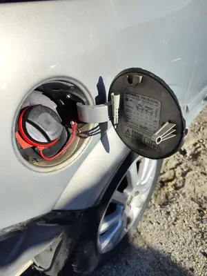 Foto de TAPA EXTERIOR COMBUSTIBLE OPEL ASTRA H TWIN TOP 1.9 16V CDTI CAT (Z 19 DTH / LRD) (150 CV / 110 KW) foto 2