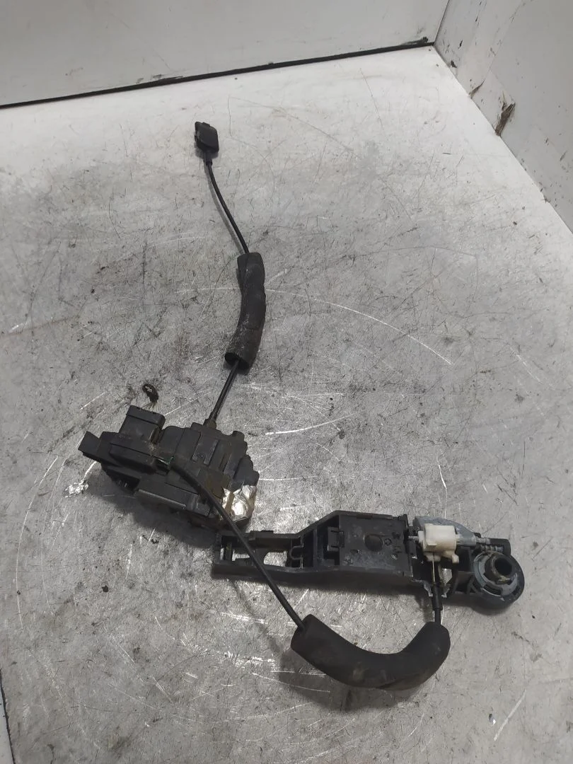 Foto de CERRADURA PUERTA TRASERA IZQUIERDA RENAULT LAGUNA III BERLINA 1.5 dCi Diesel (110 CV / 81 KW)