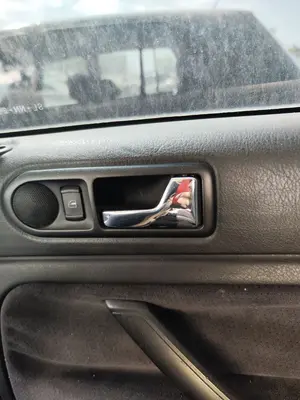 Foto de MANETA INTERIOR TRASERA DERECHA VOLKSWAGEN PASSAT VARIANT (3B5) 1.9 TDI (110 CV / 81 KW) referencia 1J4839114C FKZ