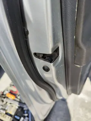 Foto de CERRADURA PUERTA DELANTERA IZQUIERDA SEAT IBIZA (6L1) 1.9 TDI (101 CV / 74 KW) referencia 7E1837015A foto 7