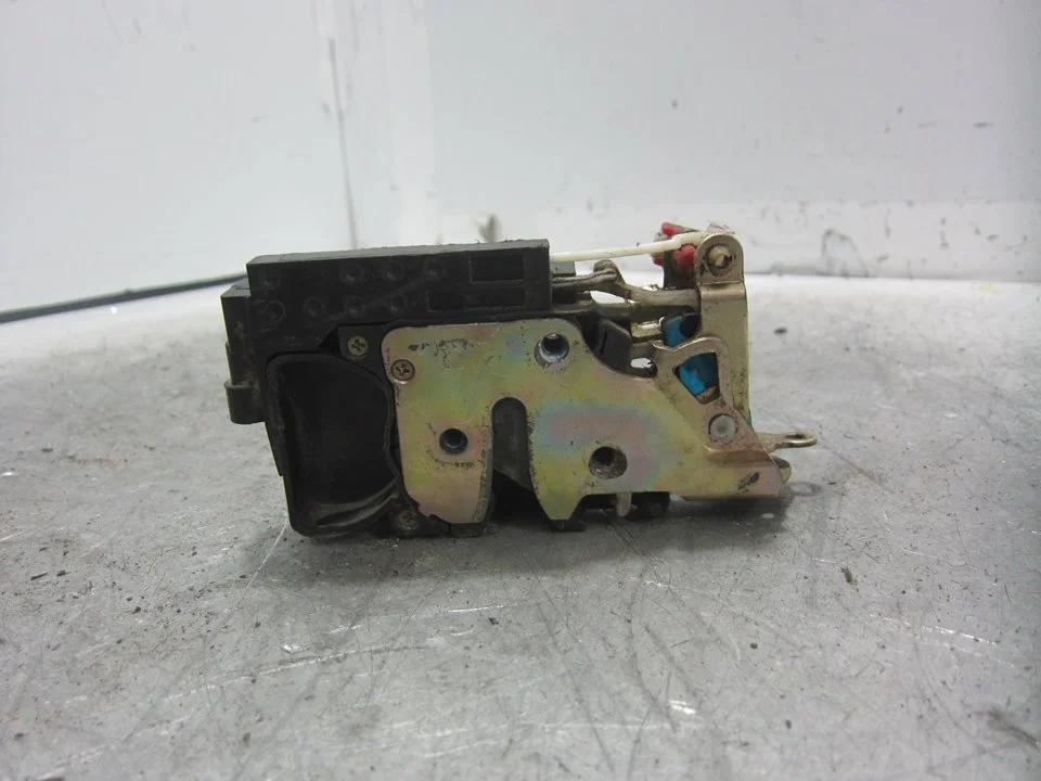 Foto de CERRADURA PUERTA DELANTERA DERECHA CHEVROLET KALOS 1.2 CAT (72 CV / 53 KW) referencia 96272642