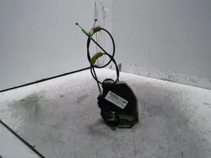 Foto de CERRADURA PUERTA TRASERA IZQUIERDA TOYOTA COROLLA (E15) 1.4 Turbodiesel CAT (90 CV / 66 KW) referencia 6906002580 foto 2