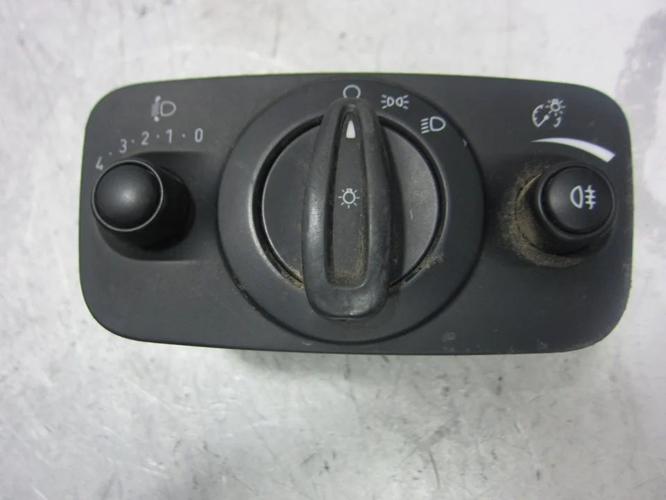 Foto de MANDO LUCES FORD FIESTA (CNN) 1.5 TDCi CAT (75 CV / 55 KW) referencia C1BT13A02408