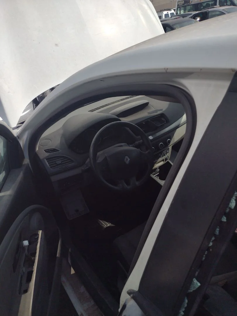 Foto de GOMAS CONTORNO PUERTA RENAULT MEGANE III BERLINA 5P 1.5 dCi Diesel CAT (86 CV / 63 KW)