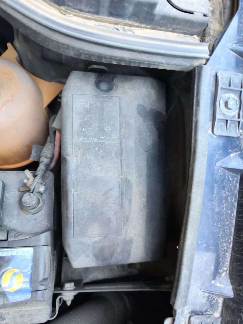 Foto de CAJA RELES / FUSIBLES RENAULT SCENIC I (JA...) 1.9 dCi Diesel CAT (102 CV / 75 KW)