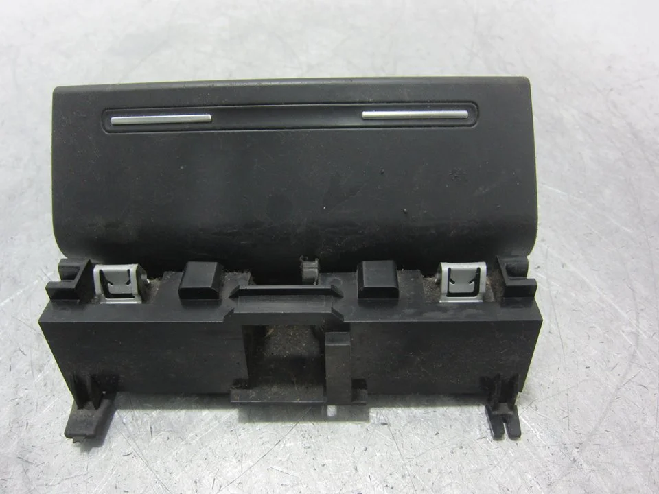 Foto de CENICERO AUDI A3 (8P1) 1.9 TDI (105 CV / 77 KW) referencia 8P0857951