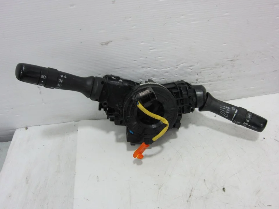 Foto de MANDO MULTIFUNCION TOYOTA AURIS (E15) 1.4 Turbodiesel CAT (90 CV / 66 KW) referencia 173832