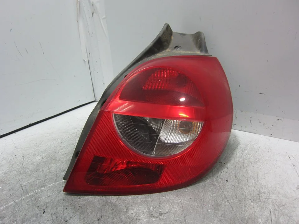 Foto de PILOTO TRASERO DERECHO RENAULT CLIO III 1.5 dCi Diesel CAT (86 CV / 63 KW) referencia 89035080