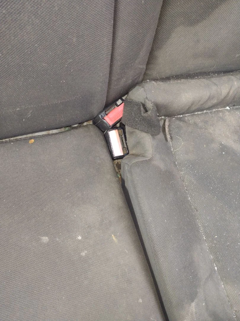 Foto de ENGANCHE CINTURON TRASERO CENTRAL RENAULT MEGANE III BERLINA 5P 1.5 dCi Diesel CAT (86 CV / 63 KW)